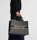 Medium Dior Book Tote Blue Dior Oblique Embroidery and Calfskin (36.5 x 28 x 16.5 cm) - 图片 3