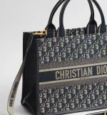Medium Dior Book Tote Blue Dior Oblique Embroidery and Calfskin (36.5 x 28 x 16.5 cm) - 图片 4