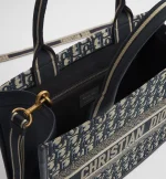 Medium Dior Book Tote Blue Dior Oblique Embroidery and Calfskin (36.5 x 28 x 16.5 cm) - 图片 5