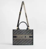 Medium Dior Book Tote Blue Dior Oblique Embroidery and Calfskin (36.5 x 28 x 16.5 cm) - 图片 6